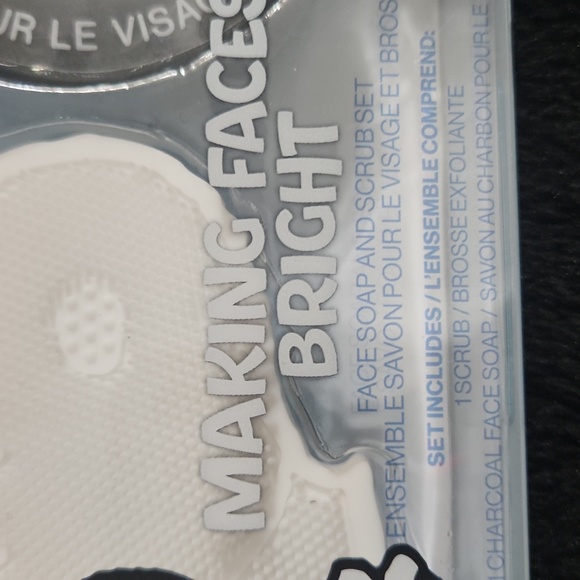 Peanuts Snoopy wet n wild face scrub set - Picture 2 of 5